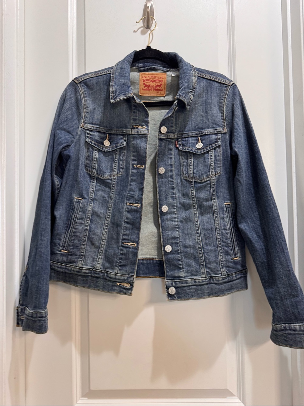 Levi's Denim Jacket Large Medium Wash Armpit To Armpit 20” Length 23” Cotton